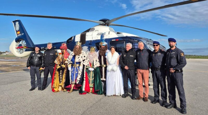 Los Reyes Magos ya están en Rota tras su llegada en helicóptero Los Reyes Magos ya están en Rota tras su llegada en helicóptero