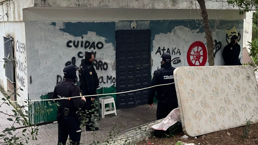 Entrada de Policía Nacional en un morabito de Rota