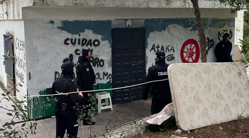 Tres detenidos en Rota tras un complejo dispositivo policial en los morabitos de La Forestal Entrada de Policía Nacional en un morabito de Rota