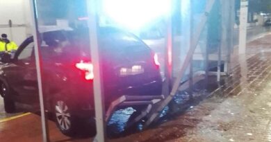 Un conductor detenido tras empotrar su coche contra la marquesina de la rotonda de Las Manos El vehículo impactó con su parte trasera contra la estructura de una marquesina