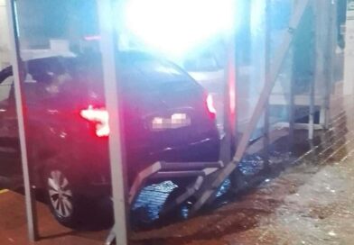 Un conductor detenido tras empotrar su coche contra la marquesina de la rotonda de Las Manos El vehículo impactó con su parte trasera contra la estructura de una marquesina