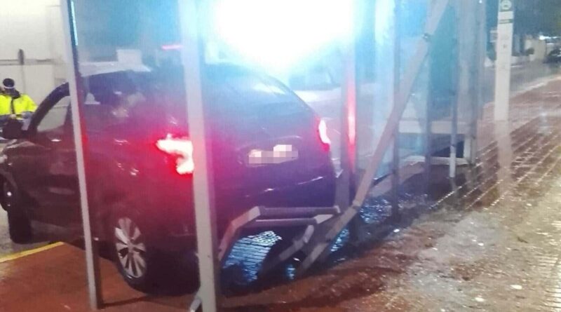 Un conductor detenido tras empotrar su coche contra la marquesina de la rotonda de Las Manos El vehículo impactó con su parte trasera contra la estructura de una marquesina