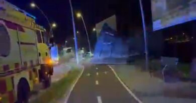 Caída de la valla publicitaria en la entrada de Rota