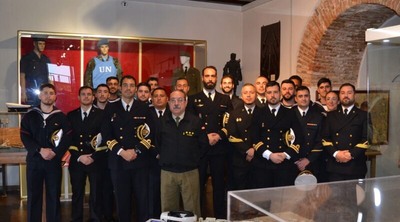 La Armada abastece Alborán y peñones del norte de África