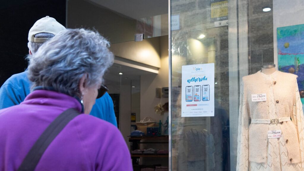 Ciudadana accede a comercio adherido a Cadiz Vale Mas