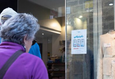 Ciudadana accede a comercio adherido a Cadiz Vale Mas