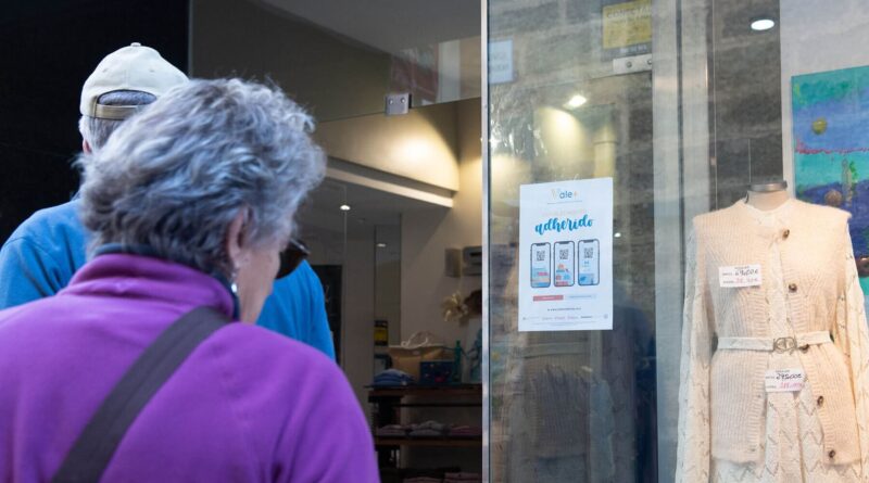 Ciudadana accede a comercio adherido a Cadiz Vale Mas