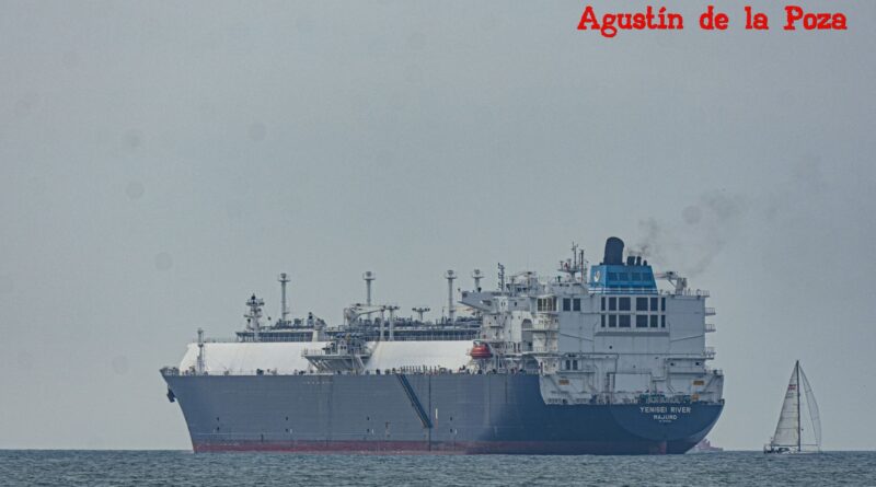 Metanero Yenisei River fondeado frente a la playa de La Costilla