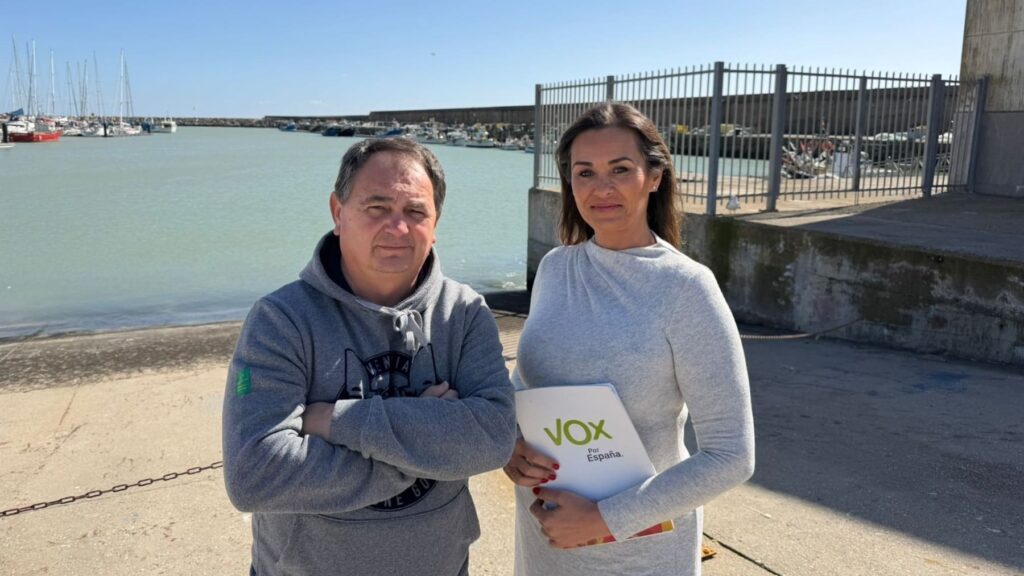 Silvia Bellido junto al presidente de la Cooperativa de Pescadores Mar de Rota, Juan José González