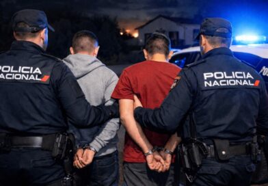 Recreación de la detención de los dos presuntos autores de robos violentos en Rota