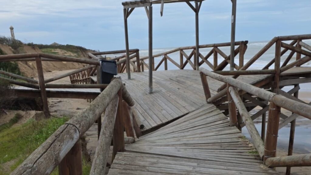 Hundimiento en la pasarela de Punta Candor de Rota