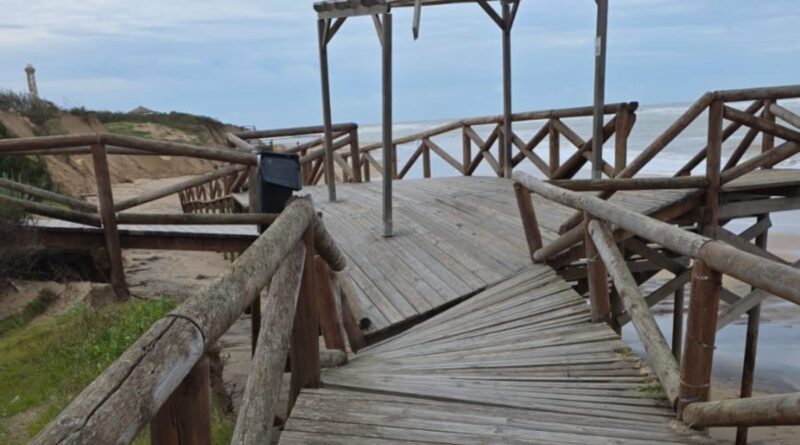 Hundimiento en la pasarela de Punta Candor de Rota