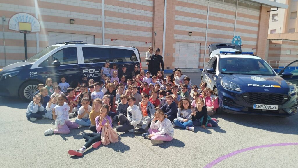 Alumnos del CEIP Eduardo Lobillo durante la exhibición de Policía Nacional