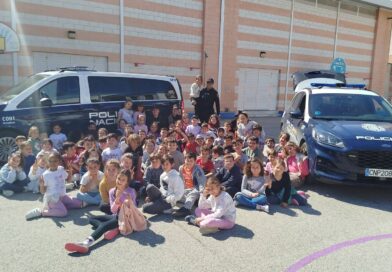 Alumnos del CEIP Eduardo Lobillo durante la exhibición de Policía Nacional