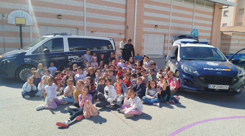 Alumnos del CEIP Eduardo Lobillo durante la exhibición de Policía Nacional