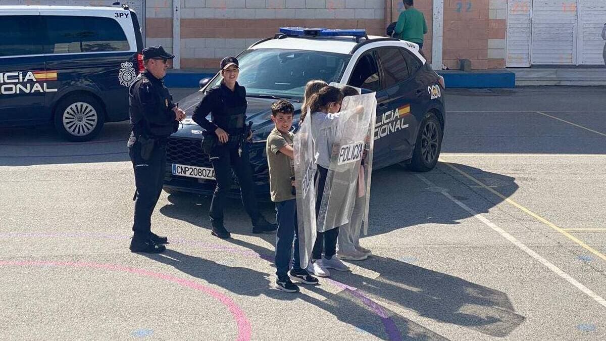Alumnos del CEIP Eduardo Lobillo portando escudos de intervención de Policía Nacional