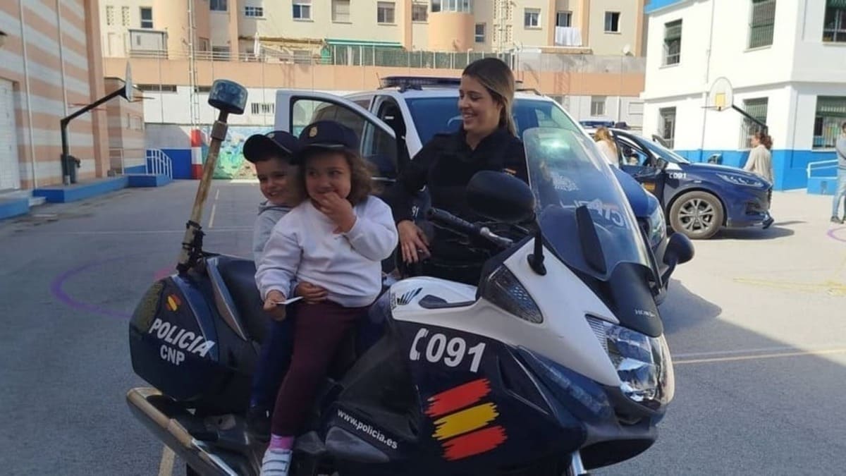 Alumnos en las nuevas motos de Policía Nacional