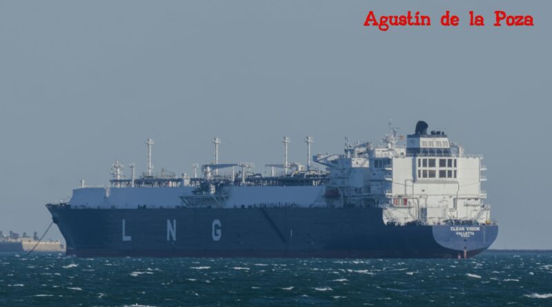 Un metanero de gran porte permanece fondeado en la Bahía de Cádiz