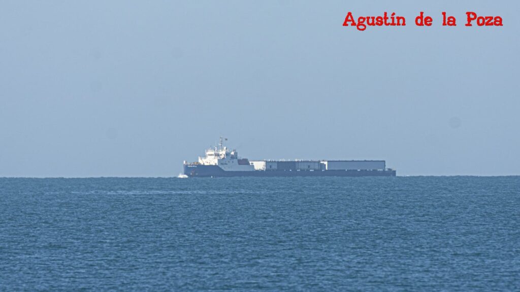 Cádiz recibe al Topaz Neva con componentes industriales estratégicos desde el Mar del Norte
