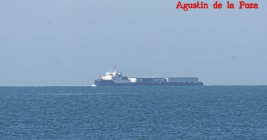 Cádiz recibe al Topaz Neva con componentes industriales estratégicos desde el Mar del Norte