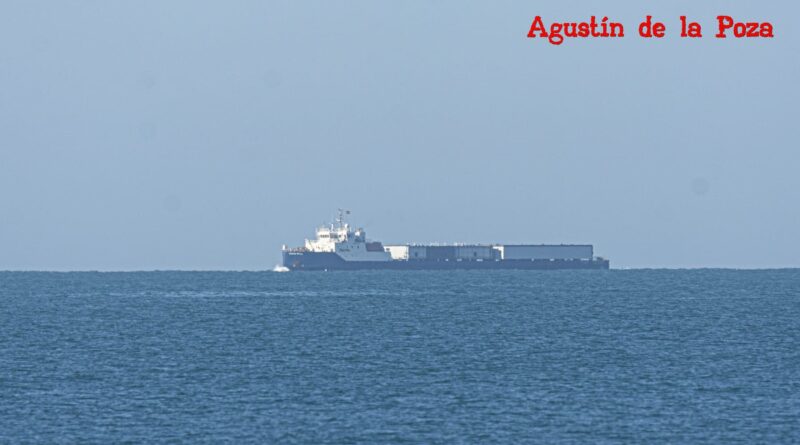 Cádiz recibe al Topaz Neva con componentes industriales estratégicos desde el Mar del Norte