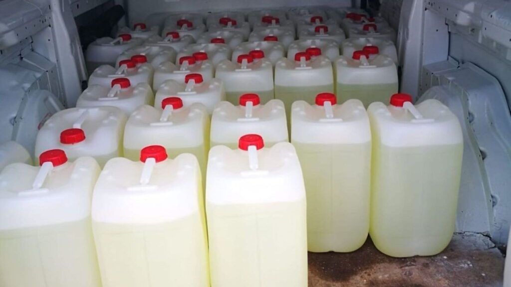 Garrafas de gasolinas usadas habitualmente por el narcotráfico