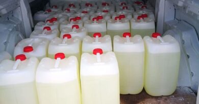 Garrafas de gasolinas usadas habitualmente por el narcotráfico