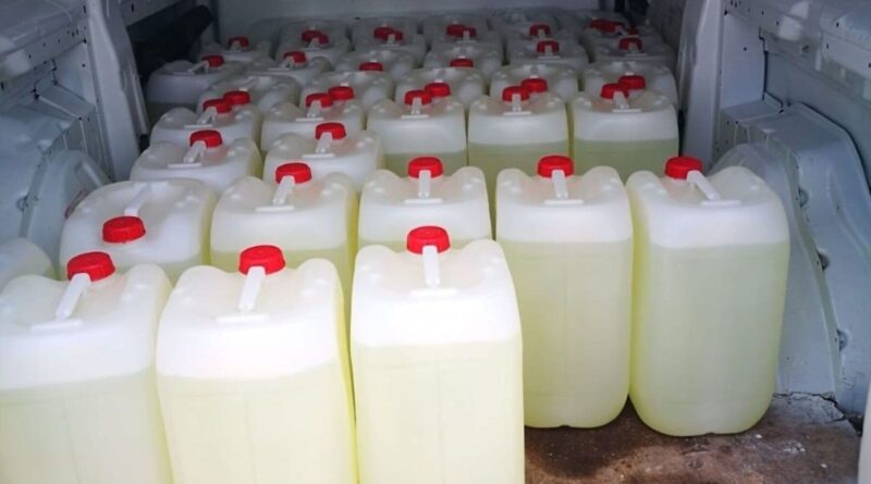 Garrafas de gasolinas usadas habitualmente por el narcotráfico