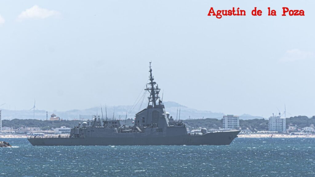 La Armada participó con la F-101 en maniobras aeronavales junto al portaaviones Charles de Gaulle