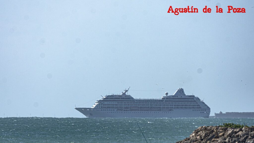 El crucero Nautica navega frente a Rota en su ruta hacia el puerto de Cádiz