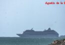 El crucero Nautica navega frente a Rota en su ruta hacia el puerto de Cádiz