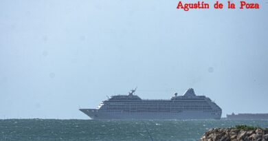 El crucero Nautica navega frente a Rota en su ruta hacia el puerto de Cádiz