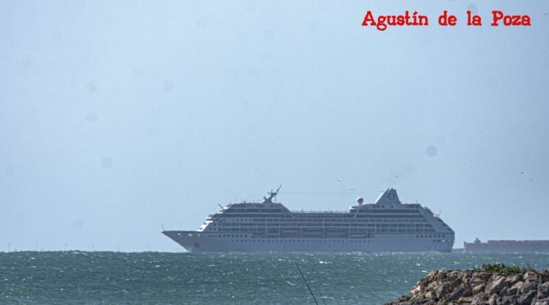 El crucero Nautica navega frente a Rota en su ruta hacia el puerto de Cádiz