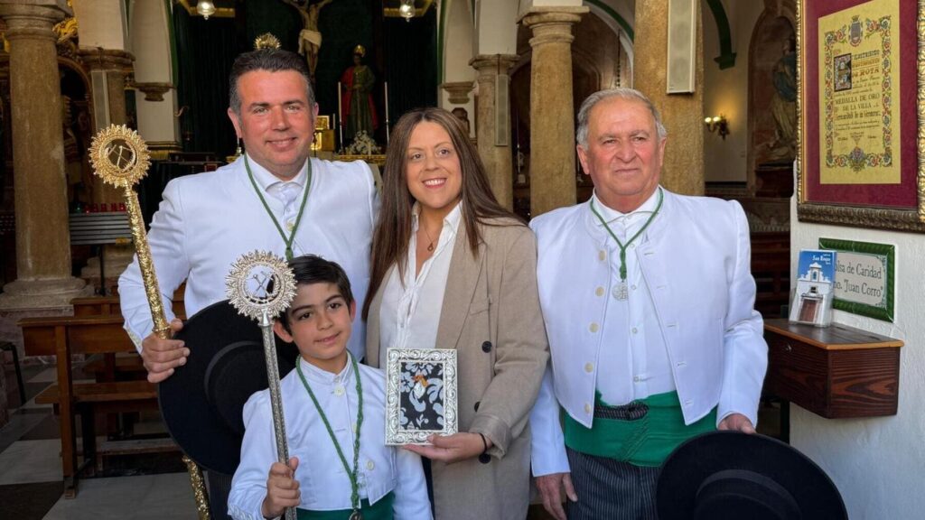 La Hermandad de San Isidro entrega una histórica medalla al Cristo de la Veracruz en un acto cargado de simbolismo