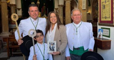 La Hermandad de San Isidro entrega una histórica medalla al Cristo de la Veracruz en un acto cargado de simbolismo