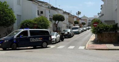 Policía Nacional en el operativo contra el narcotráfico en la calle Lebrija de Rota