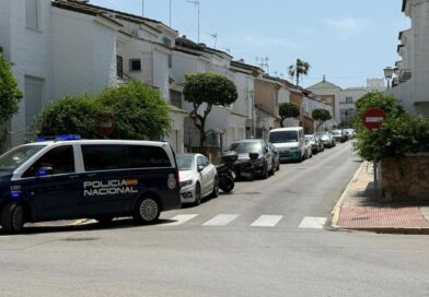 Policía Nacional en el operativo contra el narcotráfico en la calle Lebrija de Rota