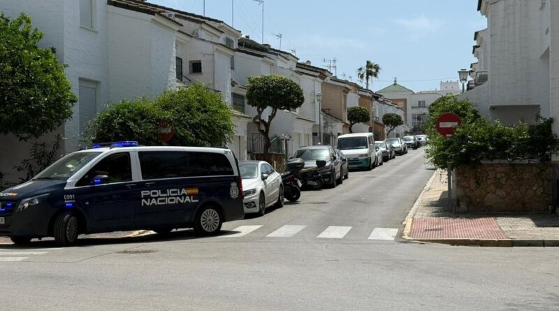 Policía Nacional en el operativo contra el narcotráfico en la calle Lebrija de Rota