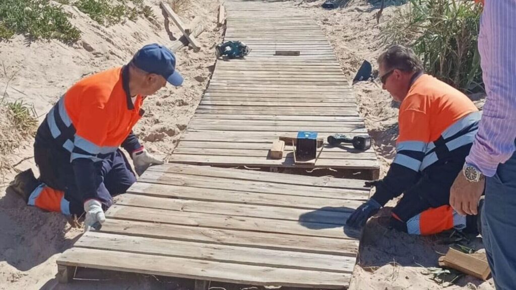 Trabajos de reparación de accesos en las playas de las zonas de Peginas y Aguadulce