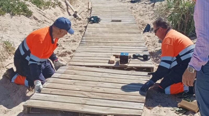 Trabajos de reparación de accesos en las playas de las zonas de Peginas y Aguadulce