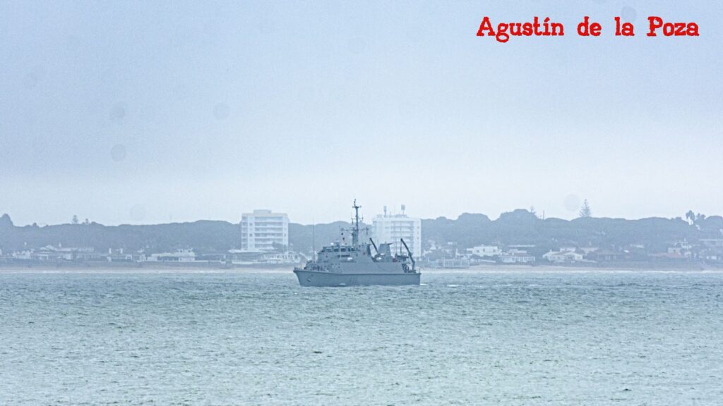 La Armada demuestra su capacidad de vigilancia submarina con drones y buzos en Almería