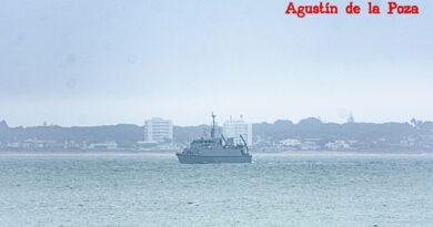 La Armada demuestra su capacidad de vigilancia submarina con drones y buzos en Almería