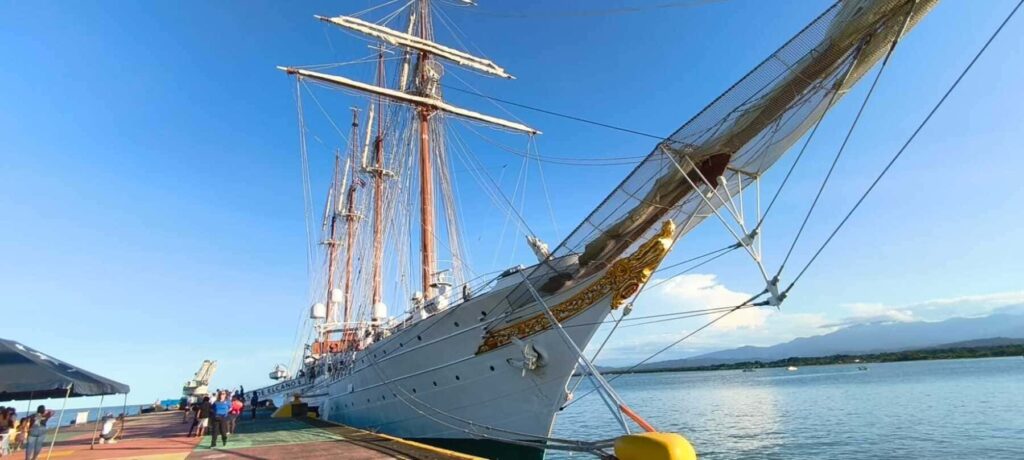 El buque Juan Sebastián de Elcano llega al puerto de Willemstad en Curazao el 2 de mayo