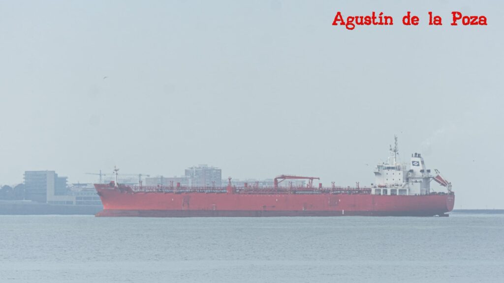 Buque cisterna de bandera liberiana con 184 metros de eslora hace escala técnica en la Bahía de Cádiz