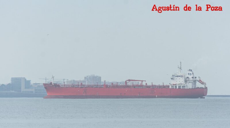 Buque cisterna de bandera liberiana con 184 metros de eslora hace escala técnica en la Bahía de Cádiz
