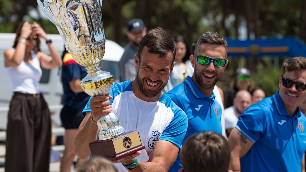 Militar español levanta el trofeo de Unity Games