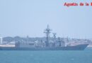 La fragata Victoria F-82 escolta al portaaviones USS Gerald R. Ford CVN-78 en su paso por el Estrecho