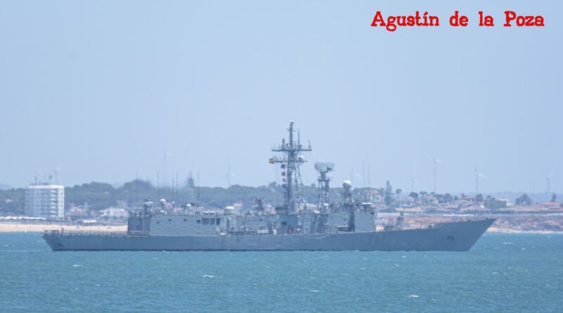 La fragata Victoria F-82 escolta al portaaviones USS Gerald R. Ford CVN-78 en su paso por el Estrecho