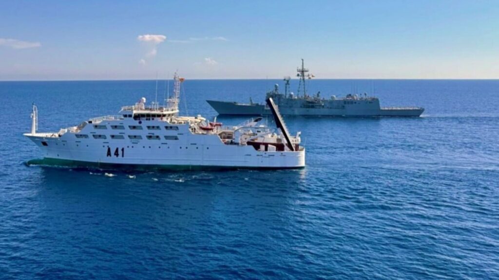 La fragata Victoria y el buque Intermares llegan a Alicante para las prácticas de la Escuela Naval Militar