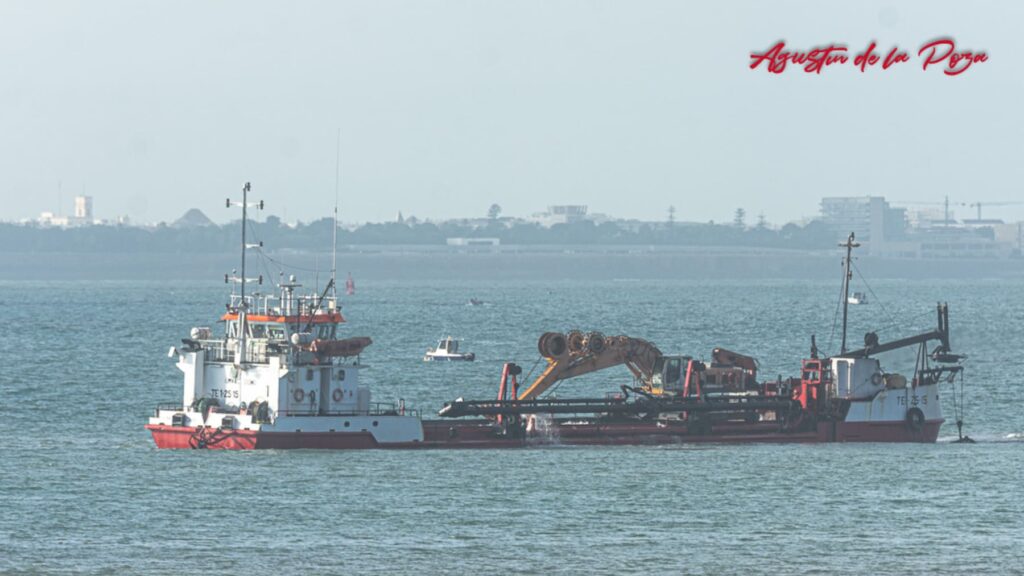 La draga OMVAC OCHO trabaja en la bocana del puerto de Rota